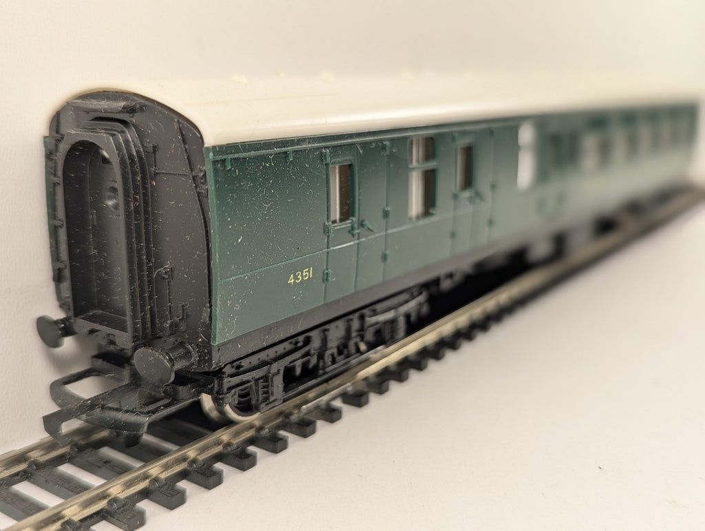 Hornby OO Gauge Maunsell Brake Third Coach Passenger Coach 4351 Southern Green