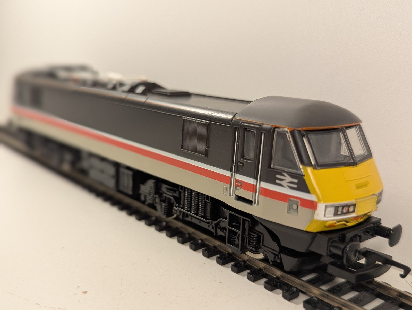 Hornby OO Gauge R471 Class 90 90028 InterCity Electric Locomotive