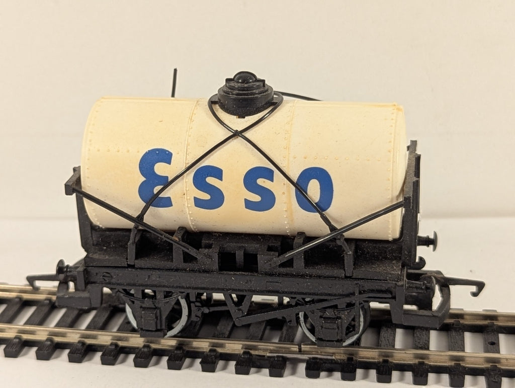 Hornby R713 Esso Tank Wagon OO Gauge - Damaged Plastic pipes