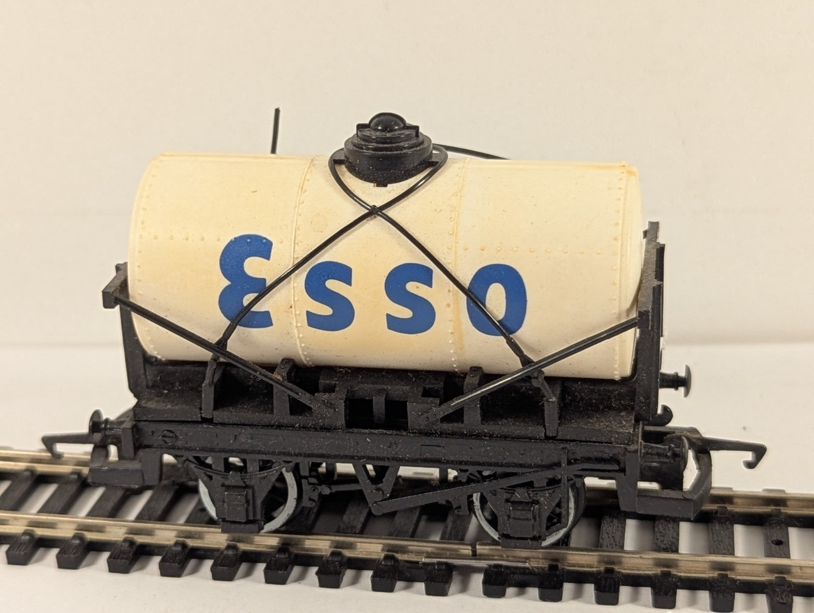 Hornby R713 Esso Tank Wagon OO Gauge - Damaged Plastic pipes