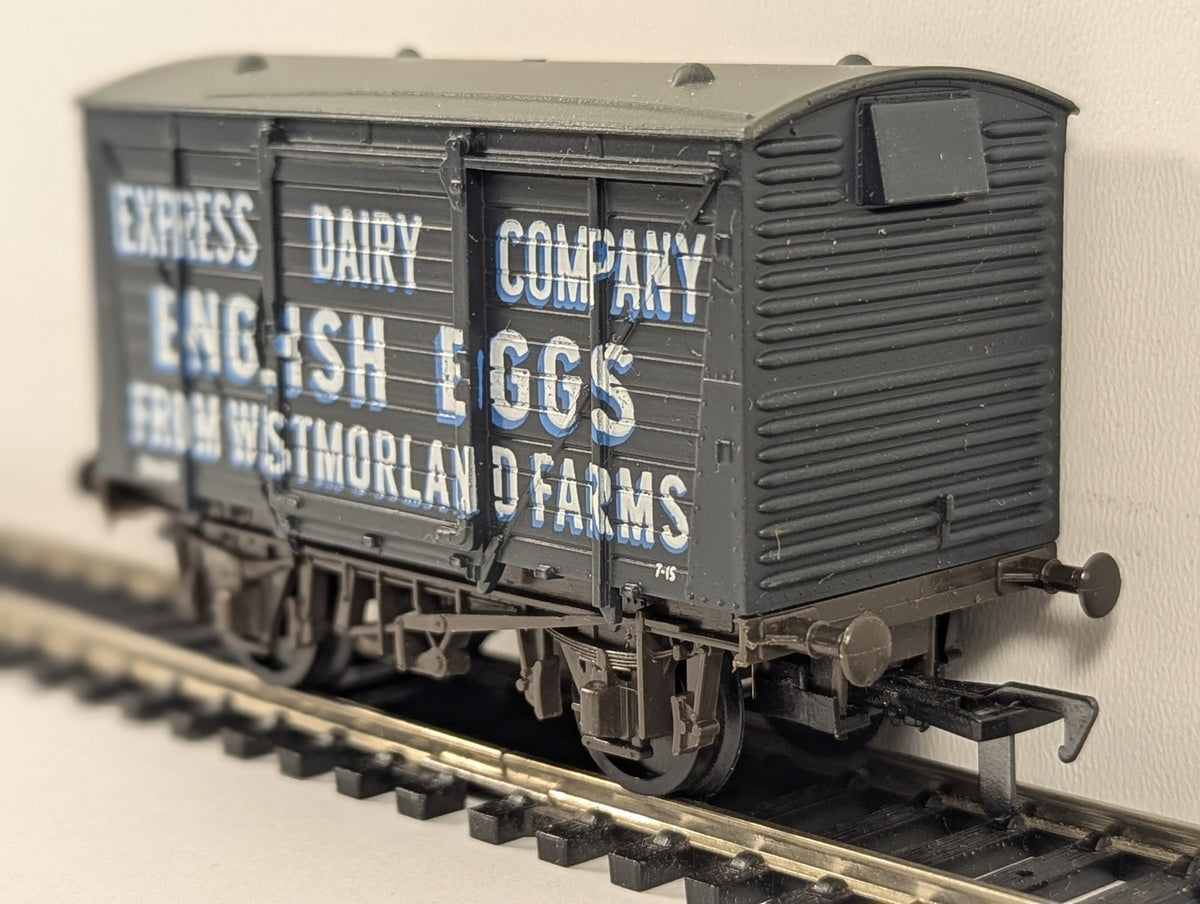 Airfix OO Gauge BR 12t Ventilated Van 'Express Dairy English Eggs' Goods Wagon