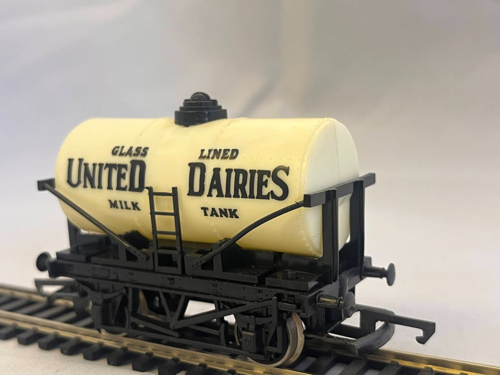 Hornby R007 OO Gauge White United Dairies Milk Tank Wagon Boxed