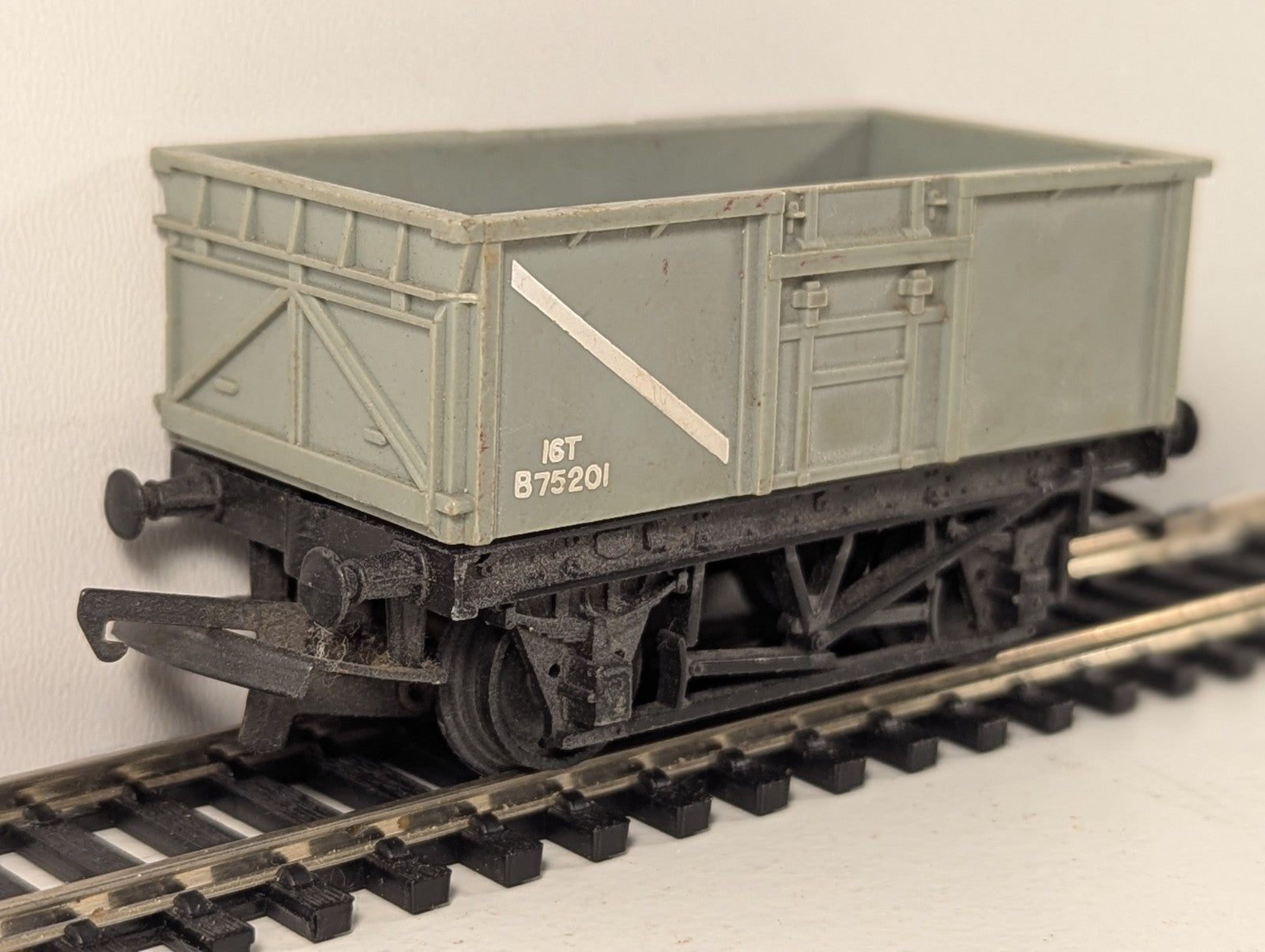 Tri-ang B75201 OO Gauge 16T Mineral Wagon