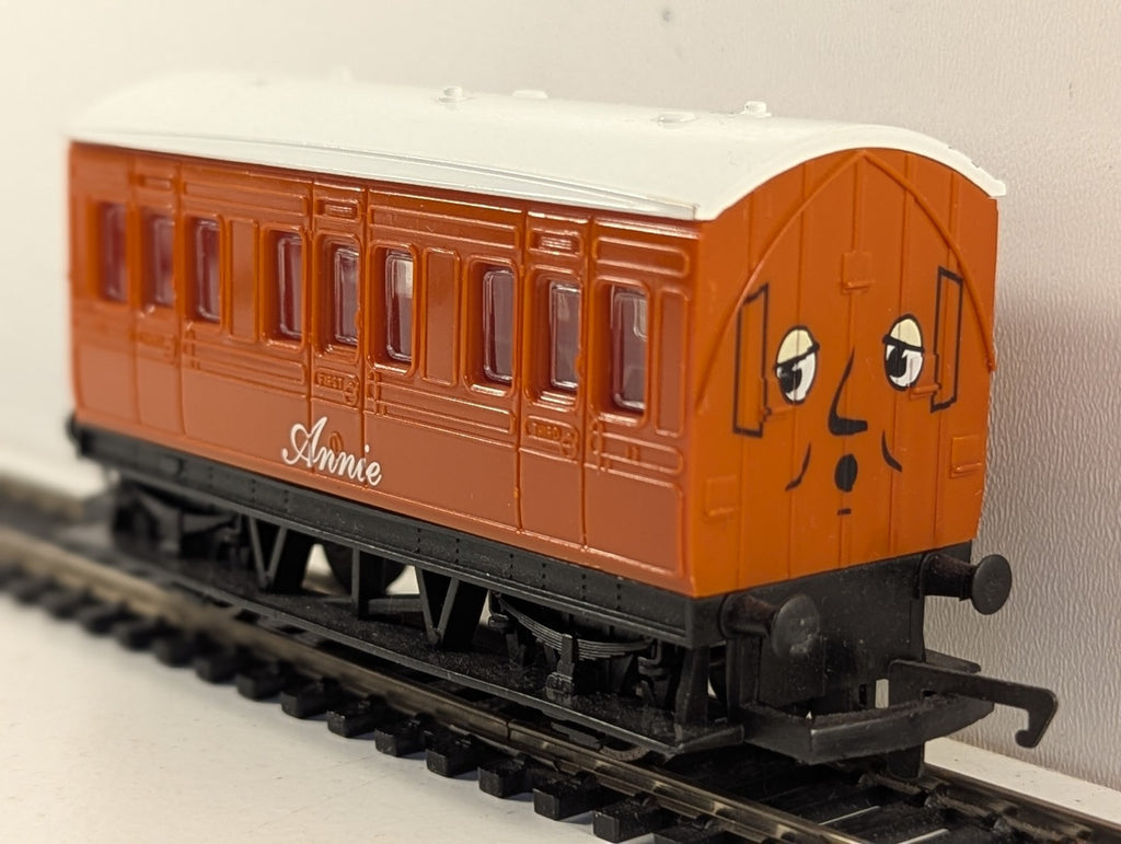 Hornby R110 Thomas & Friends Annie Coach