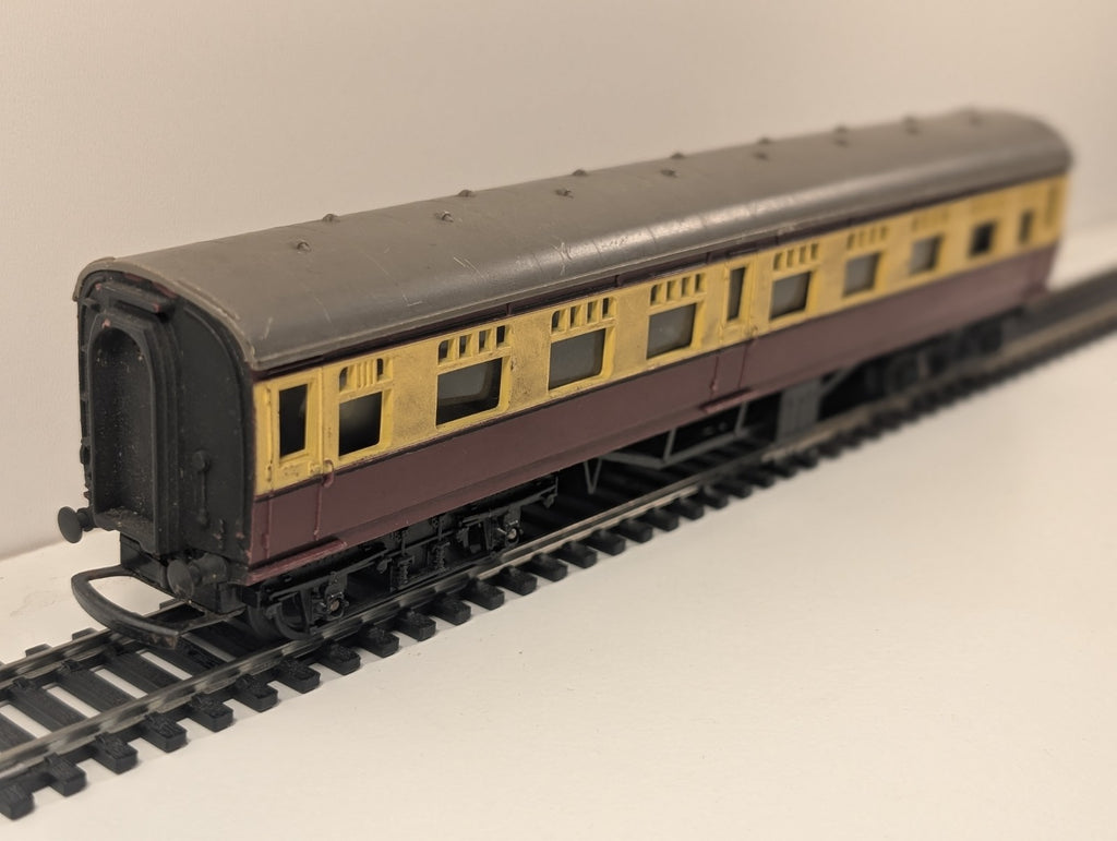 Tri-ang OO Gauge R26/220 BR 9" Composite Coach 24010