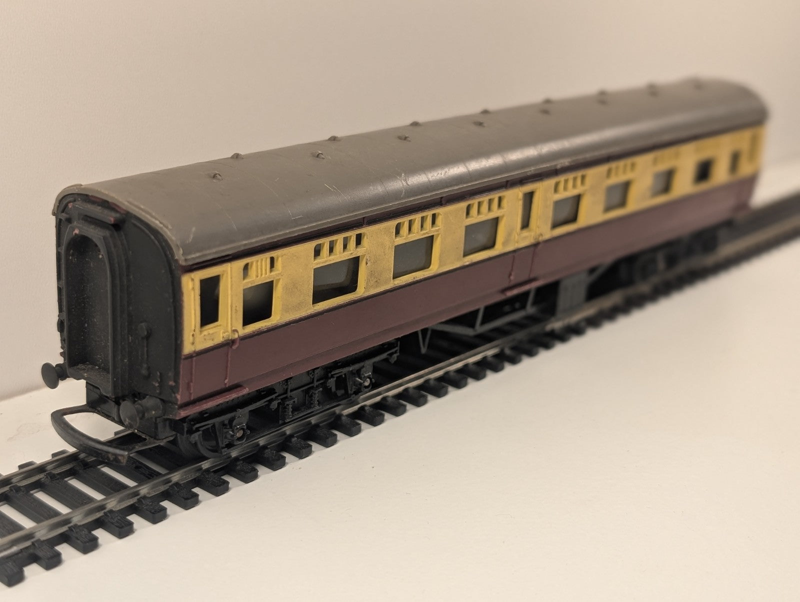 Tri-ang OO Gauge R26/220 BR 9" Composite Coach 24010