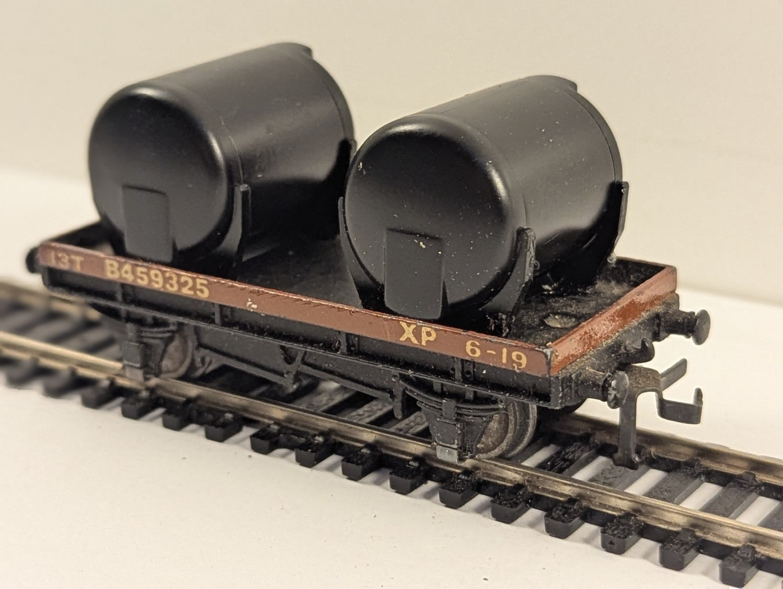Tri-ang OO Gauge R125 BR Bauxite 1-Plank Wagon with Two Tanks B4593