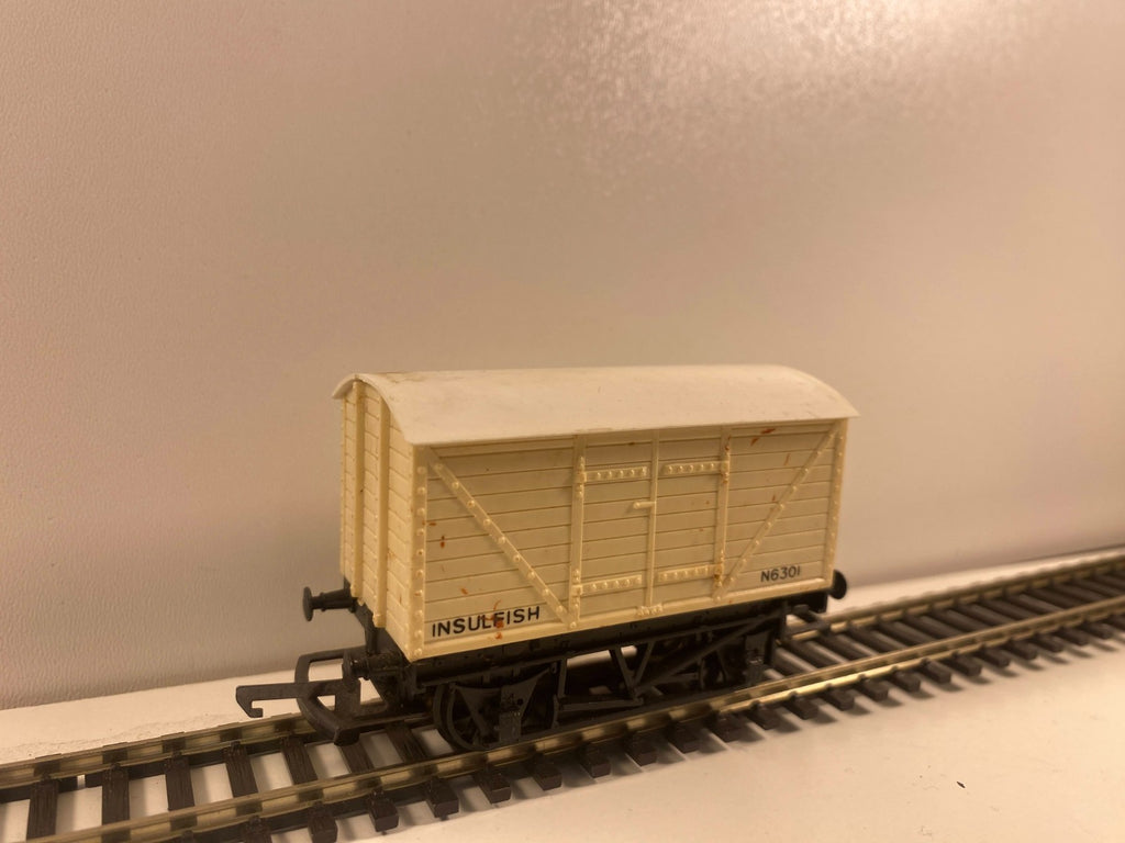 Tri-ang Railways R14 “Insulfish” Van No. N6301 – OO Gauge