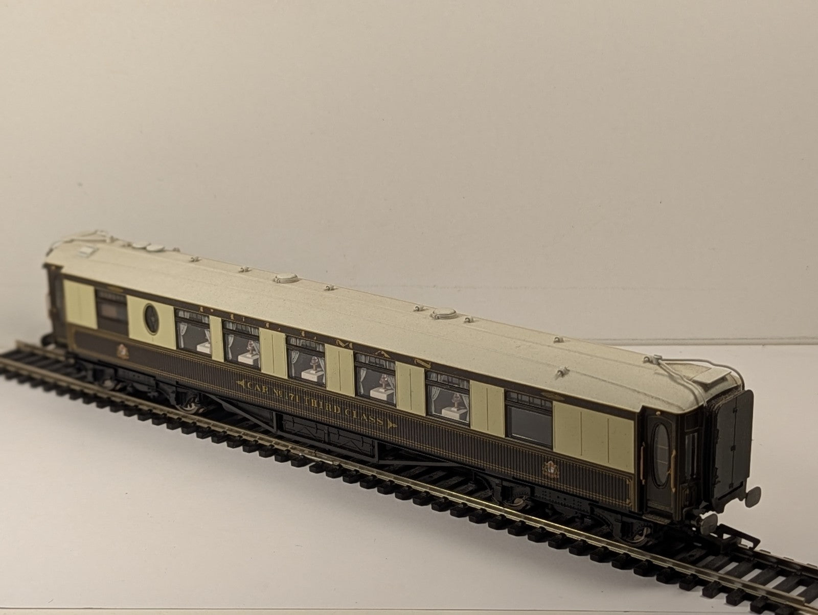 Hornby Pullman Parlour Car No. 171 Third Class Passenger Coach - Lights Up