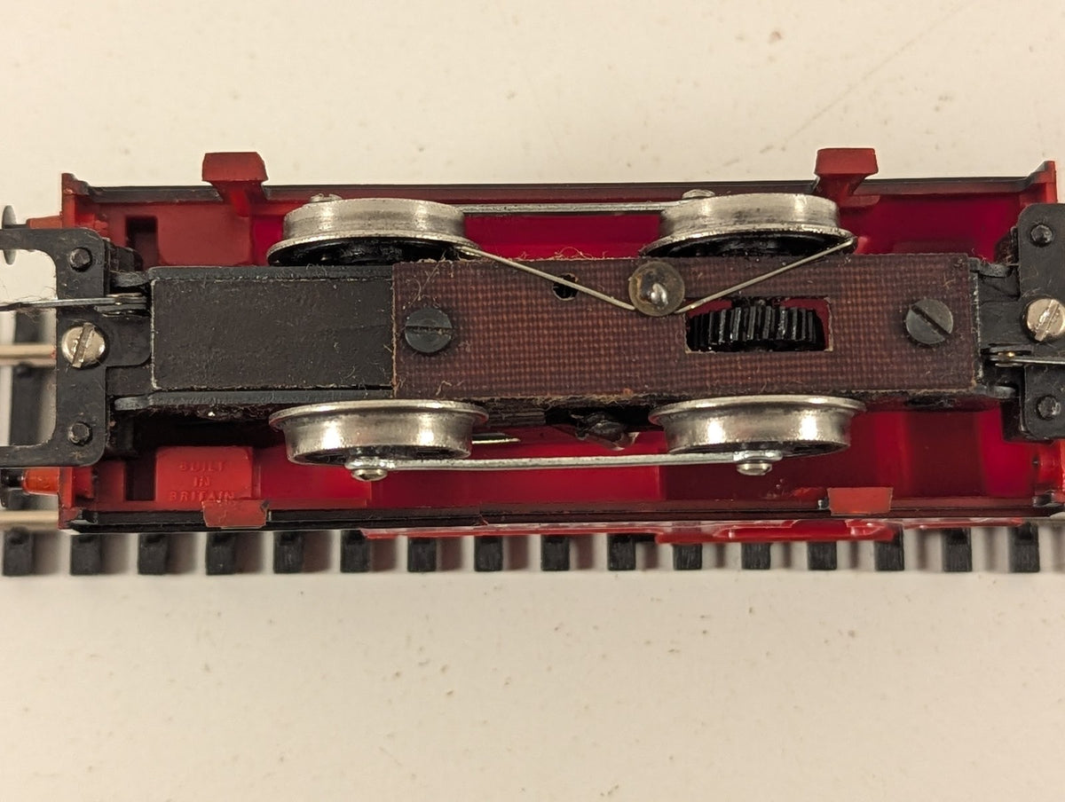 Tri-ang OO Gauge 0-4-0 Industrial Tank Steam Locomotive 25550 Lined Red R.355