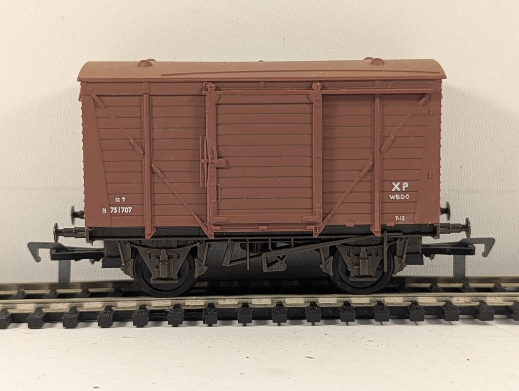 Airfix OO Gauge BR 12T Ventilated Van Goods Wagon B751707 BR Bauxite 54313