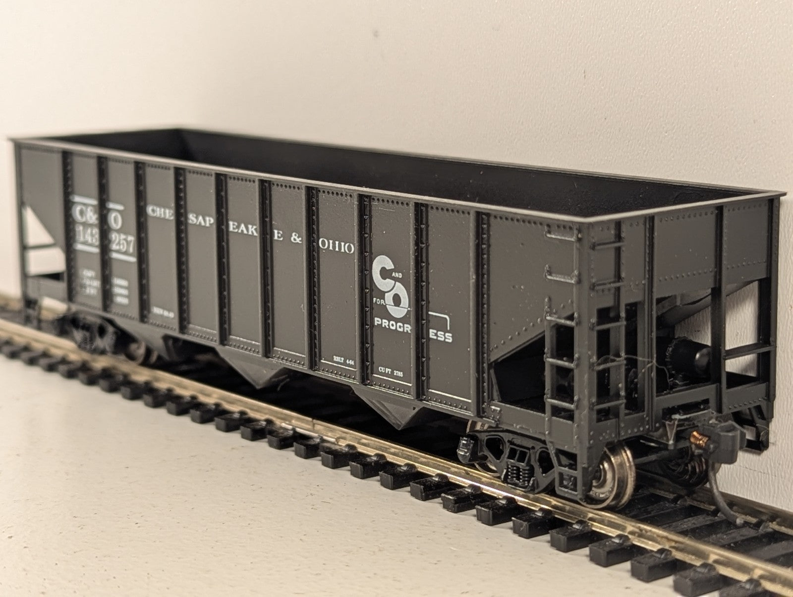 Athearn HO Gauge Offset Side 3-Bay Hopper Goods Wagon 143257 Chesapeake & Ohio