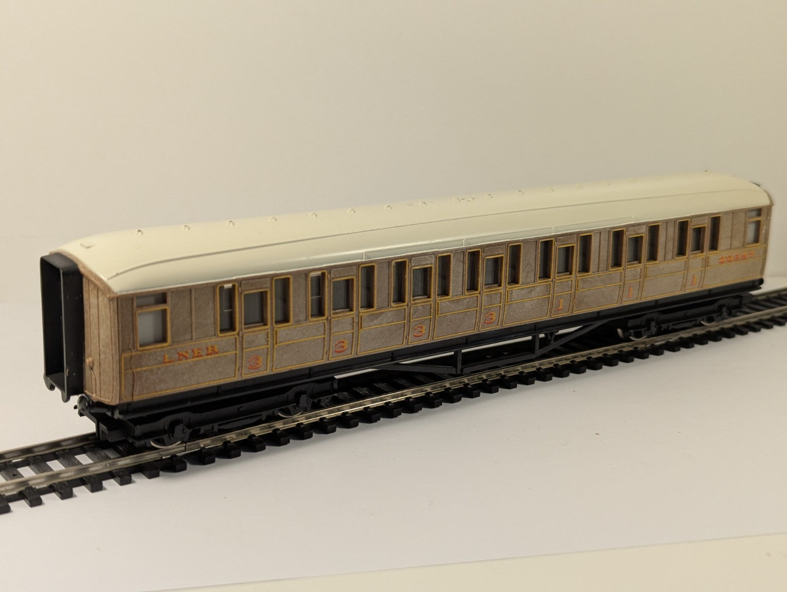 Hornby OO Gauge LNER Teak Composite Coach - missing front coupling