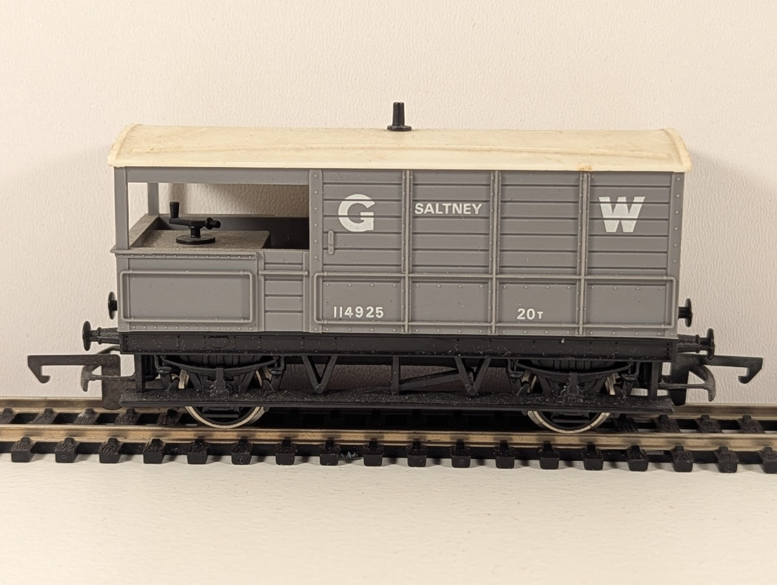 Hornby R018 OO Gauge GWR 20-Ton “Toad” Brake Van No. 114925 – Saltney (Grey)