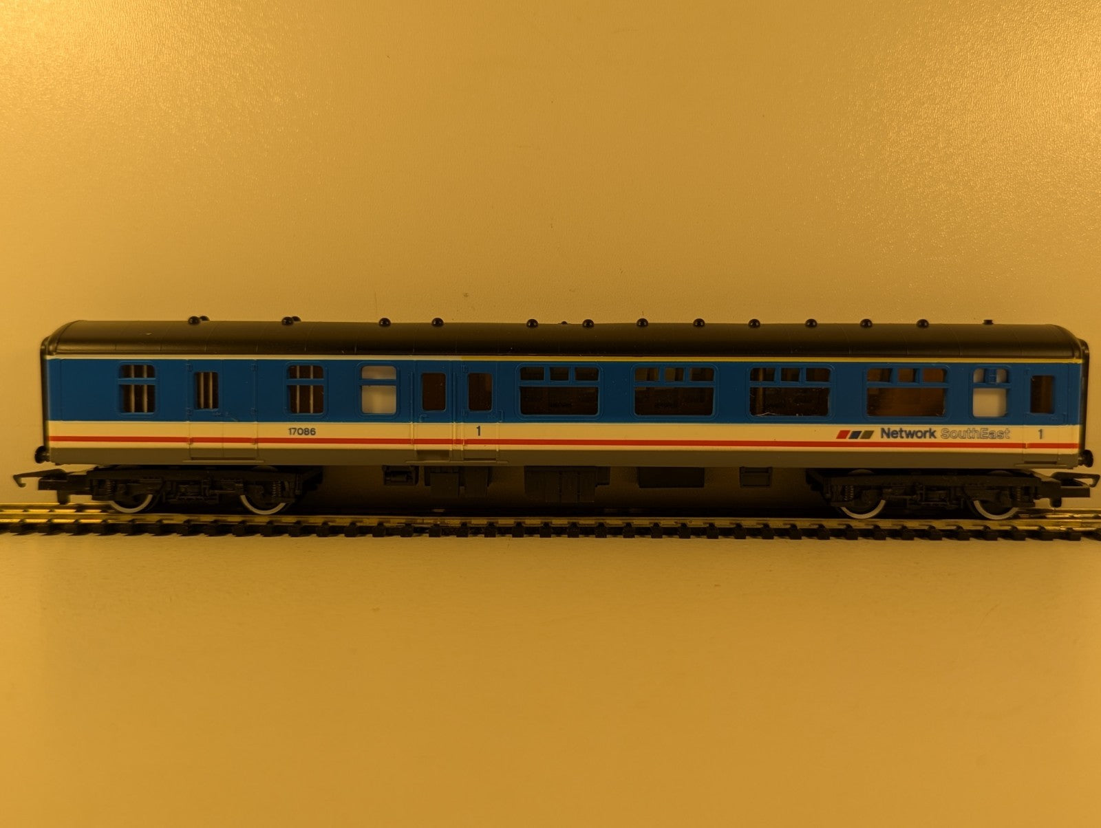 Hornby OO Gauge BR Mk.2 Brake Coach Passenger Coach 17086 Network South East