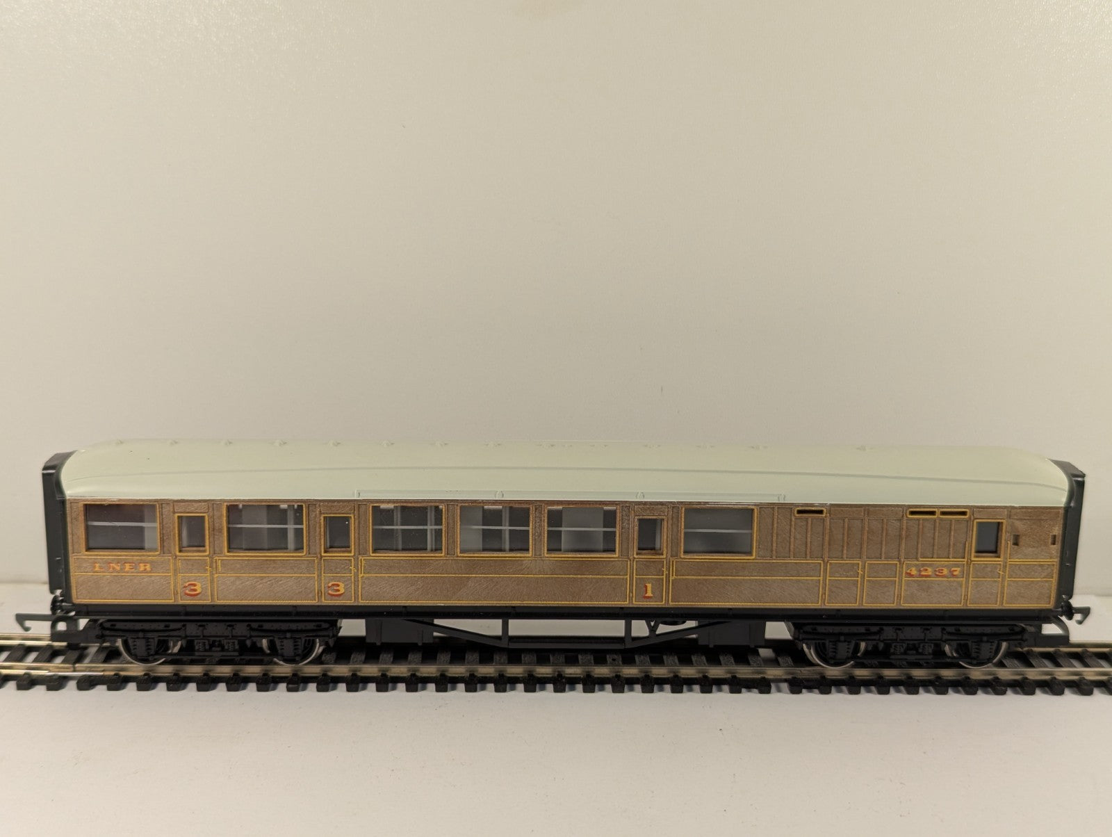 Hornby R435 OO Gauge LNER Corridor Brake Coach Boxed
