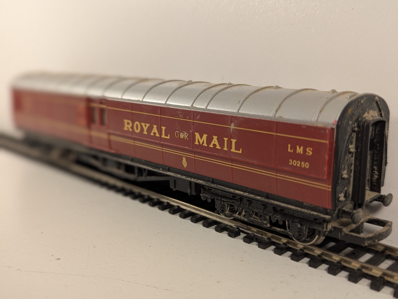 Tri-ang OO Gauge LMS Red Composite Corridor Coach