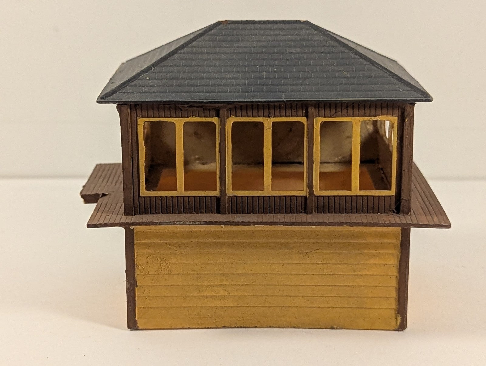 OO Gauge Timber Signal Box Brown and Yellow