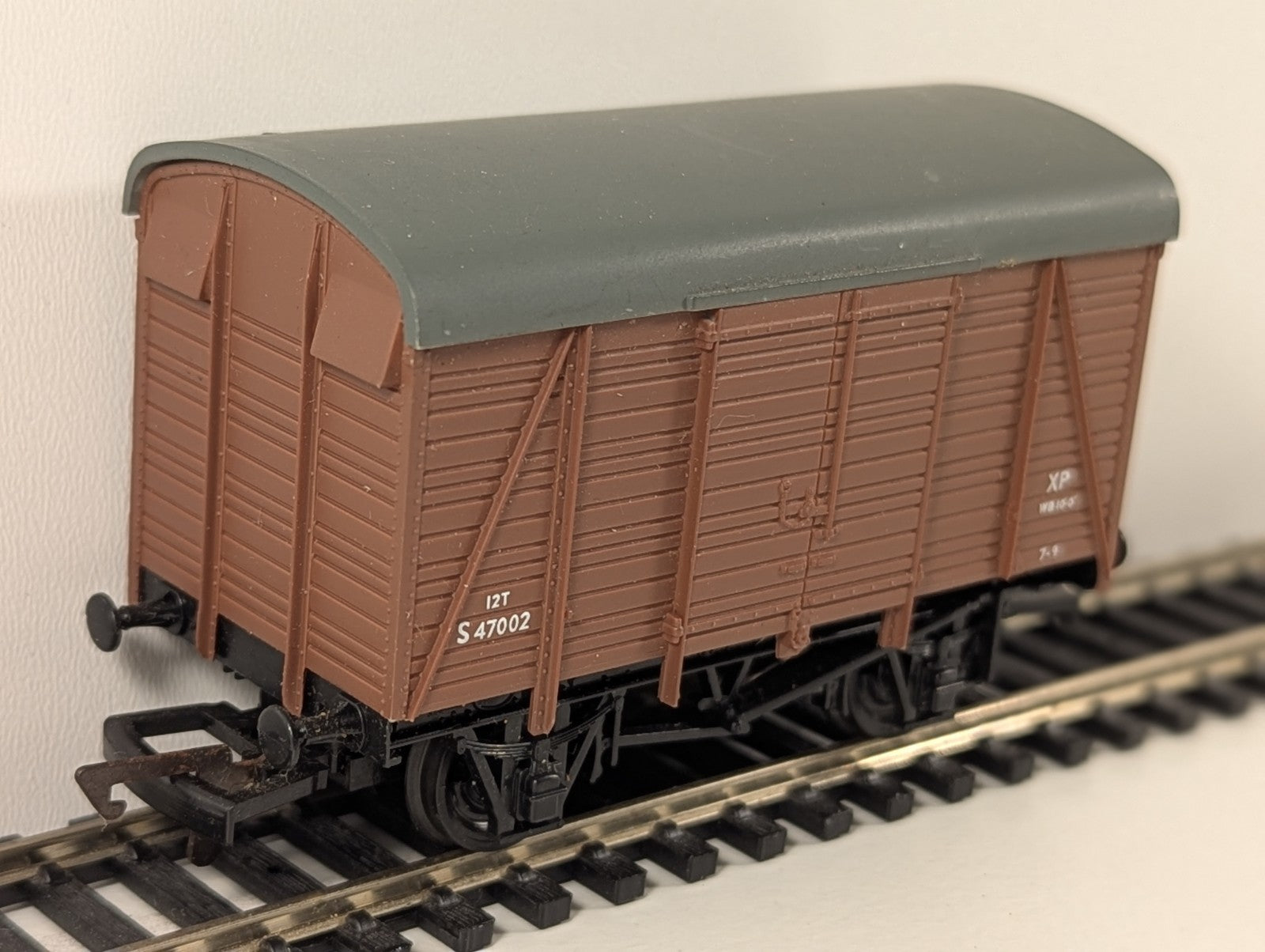 Mainline 37449 – 12T Double Vent Box Van S47002 (Brown, OO Gauge)