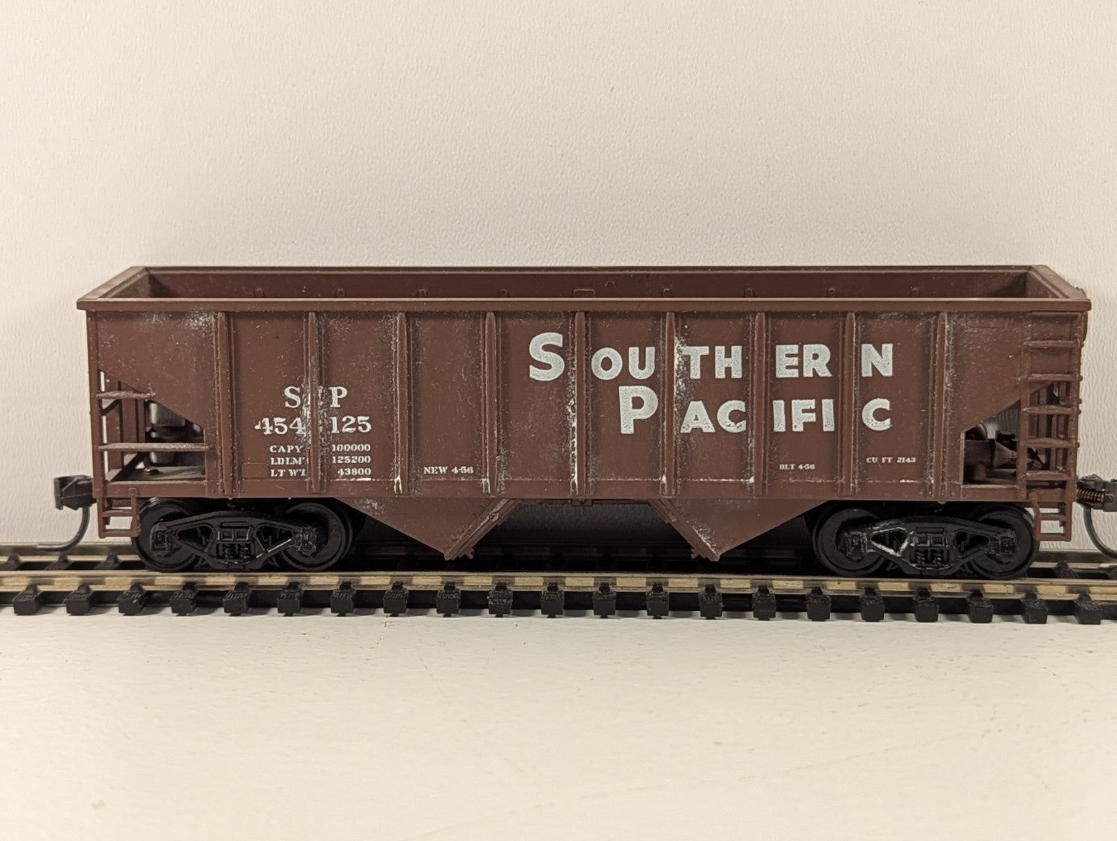 Walthers Trainline HO Gauge Southern Pacific 2-Bay Hopper Wagon