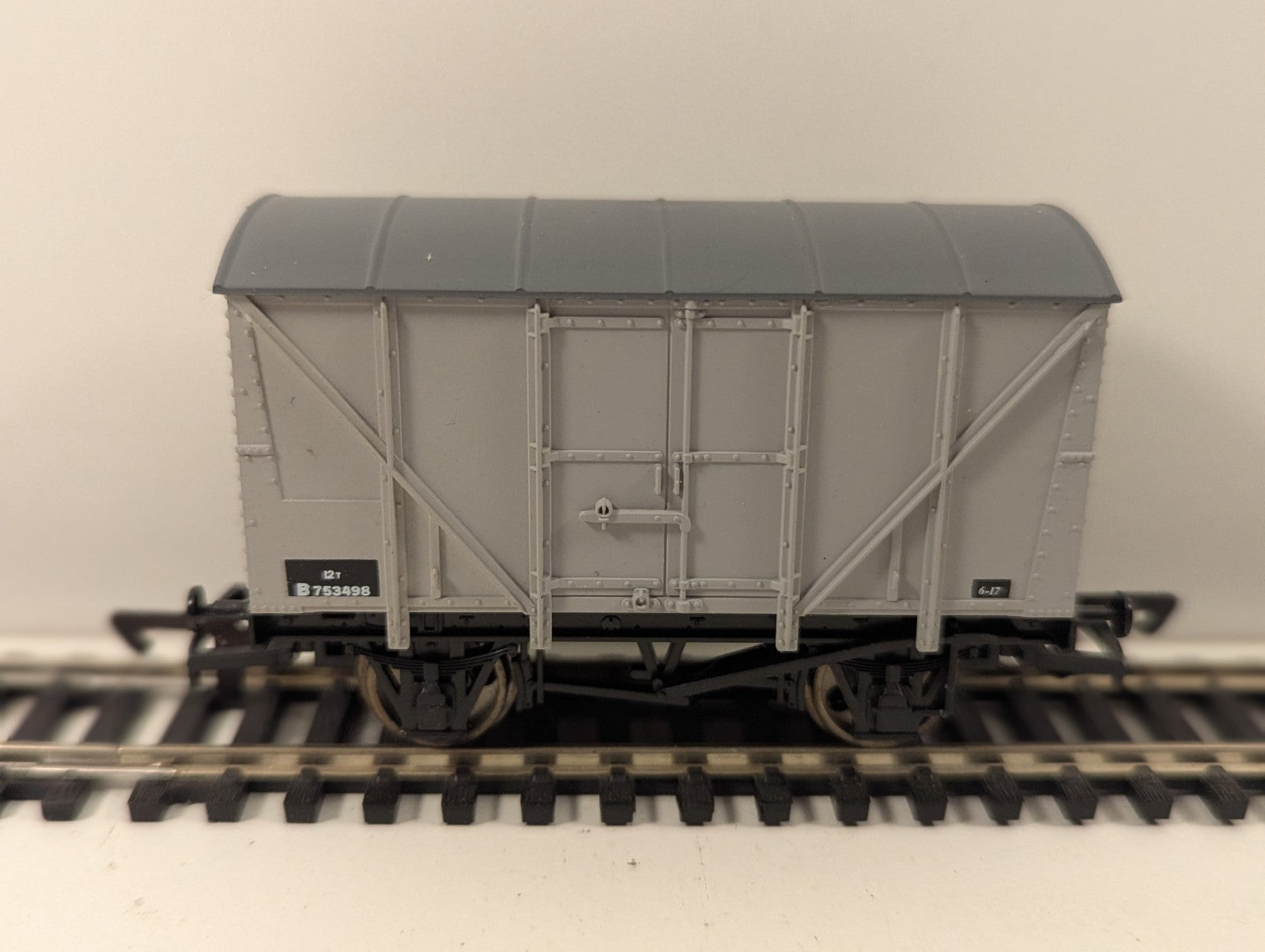 Dapol B108 BR 12 Ton Vent Van B753498 OO Gauge Grey Livery