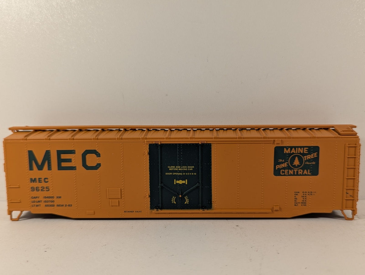 Athearn HO Gauge Maine Central 50ft Plug Door Boxcar 9625 Maine Central (Orange)