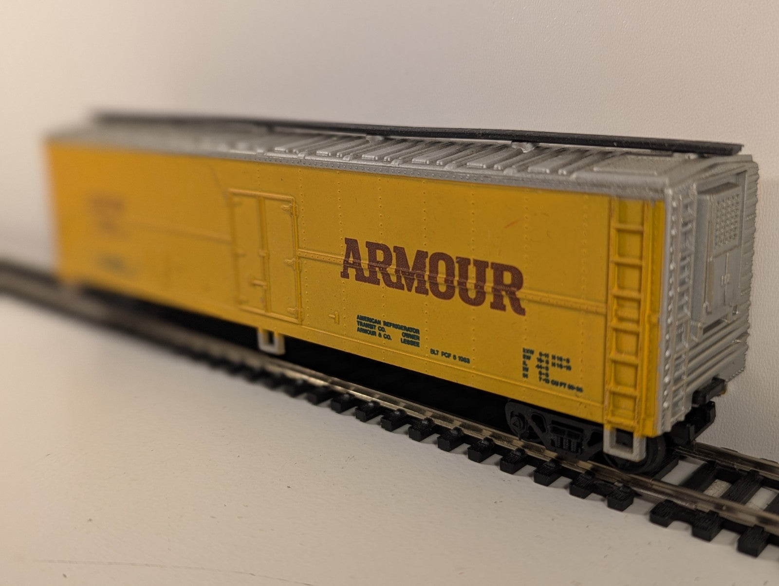 Model Power 9058 Armour Reefer Wagon ARLX 754 Yellow – HO Gauge