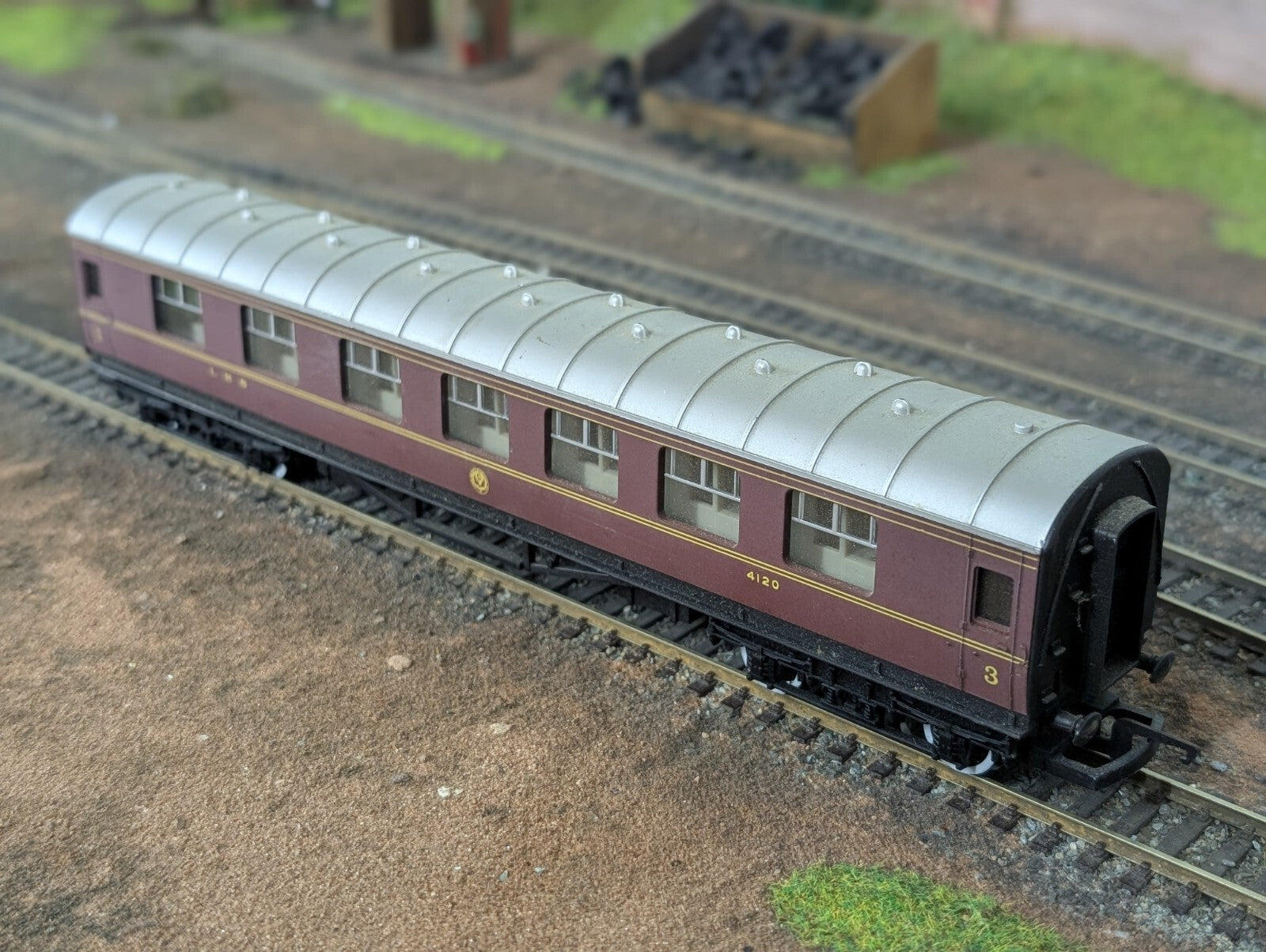Hornby R474 Hornby RN 4120 LMS Stannier Composite Coach OO Gauge