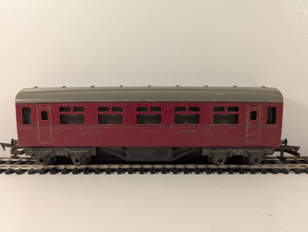 Tri-ang R20 OO Gauge LMS First Class Coach Maroon