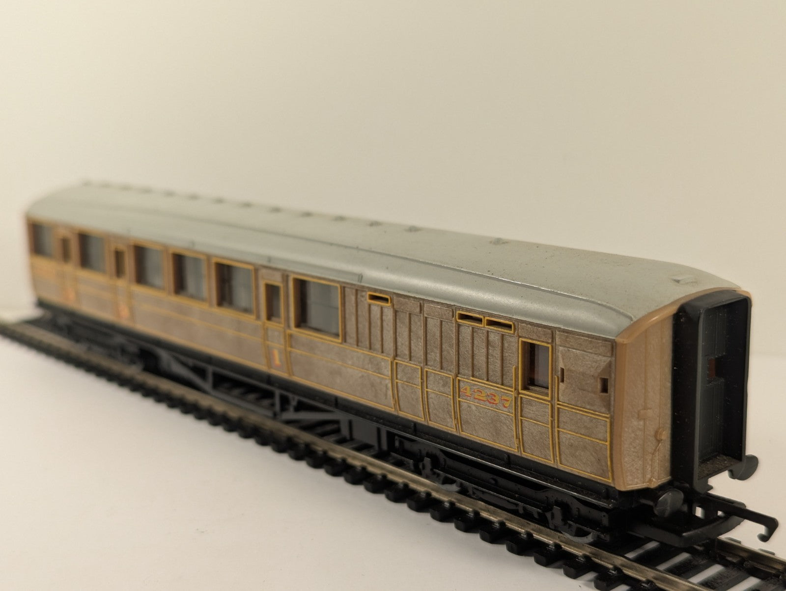 Hornby RailRoad OO Gauge LNER Teak Brake Coach