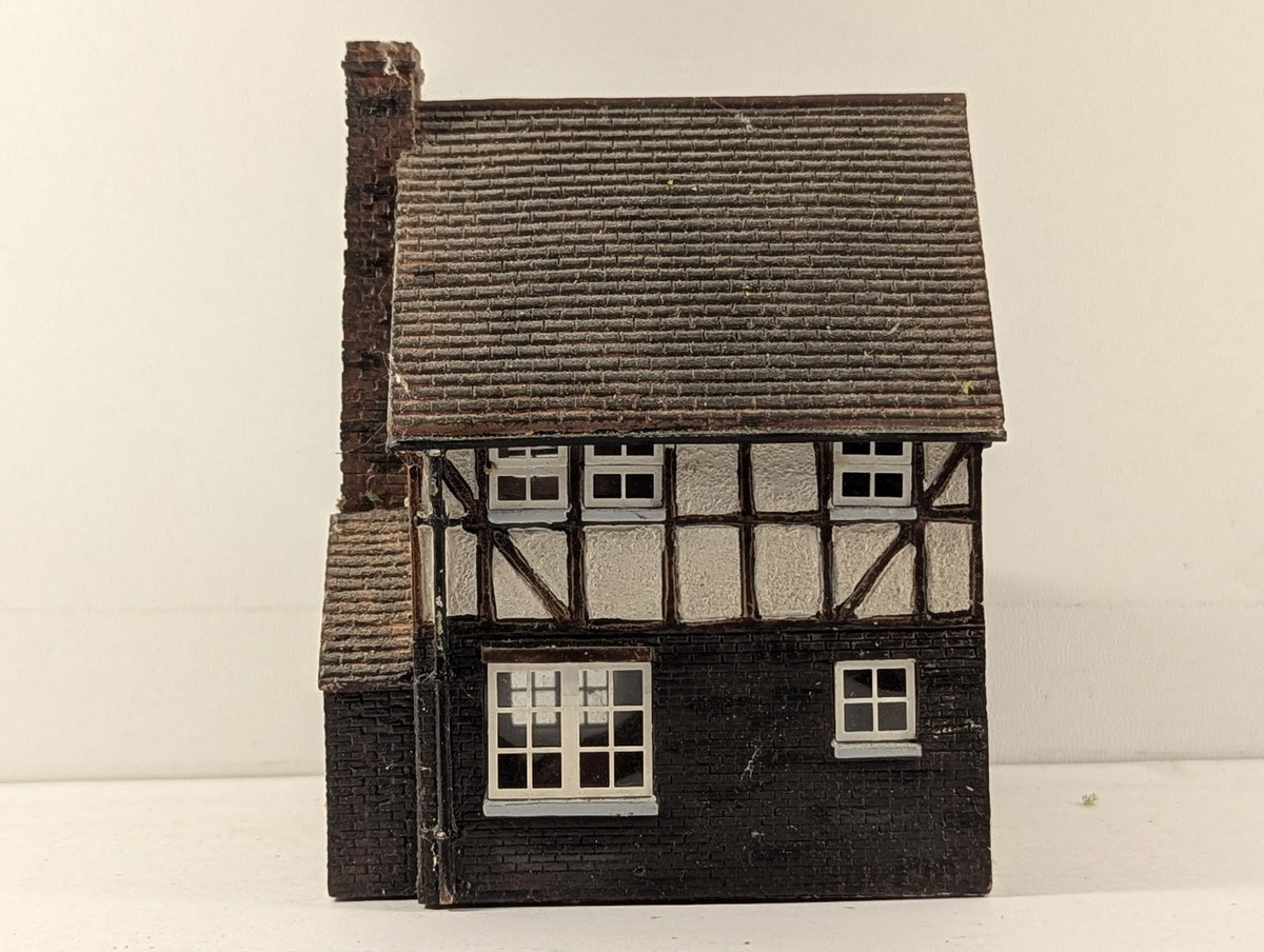 Hornby OO Gauge Skaledale Corner Cottage Model Railway Building R8624