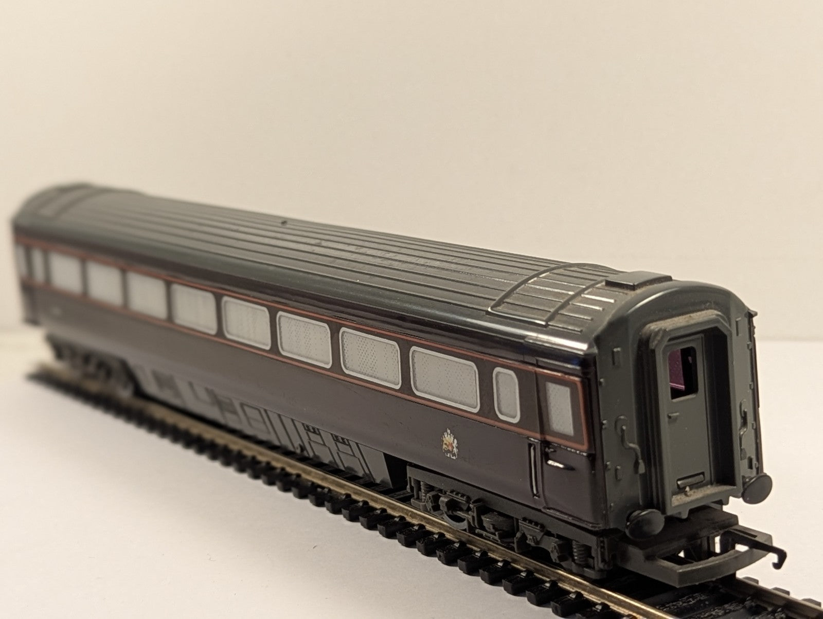 Hornby R439-0020 OO Gauge "The Duke's Saloon" Coach