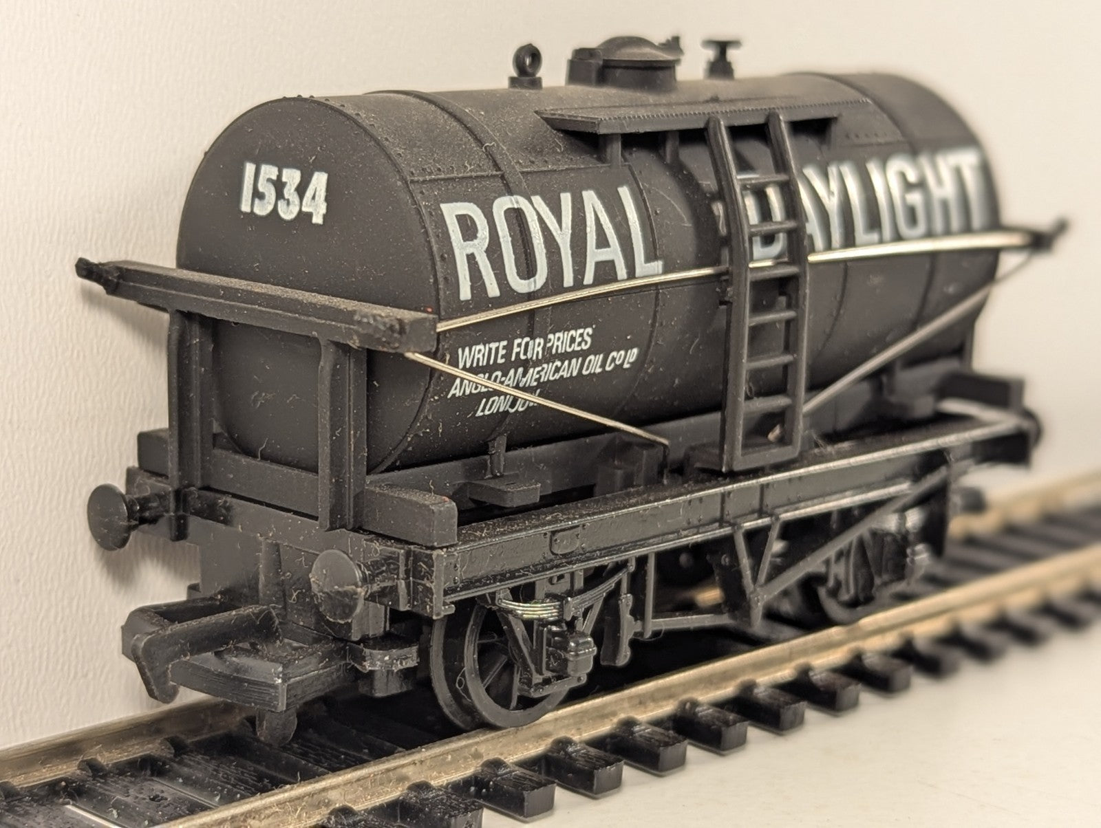 Mainline 37-134 Royal Daylight 12 Ton Petrol Tank Wagon OO Gauge