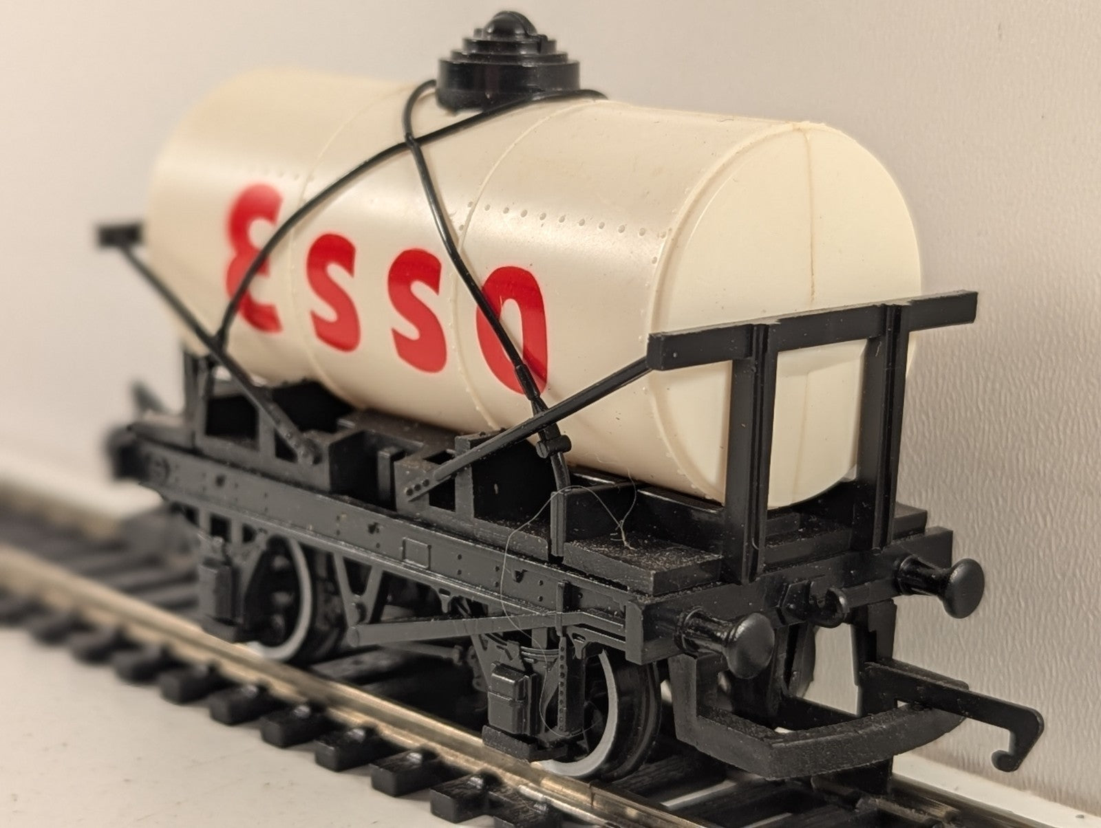 Hornby OO Gauge Esso Tank Wagon Goods Wagon