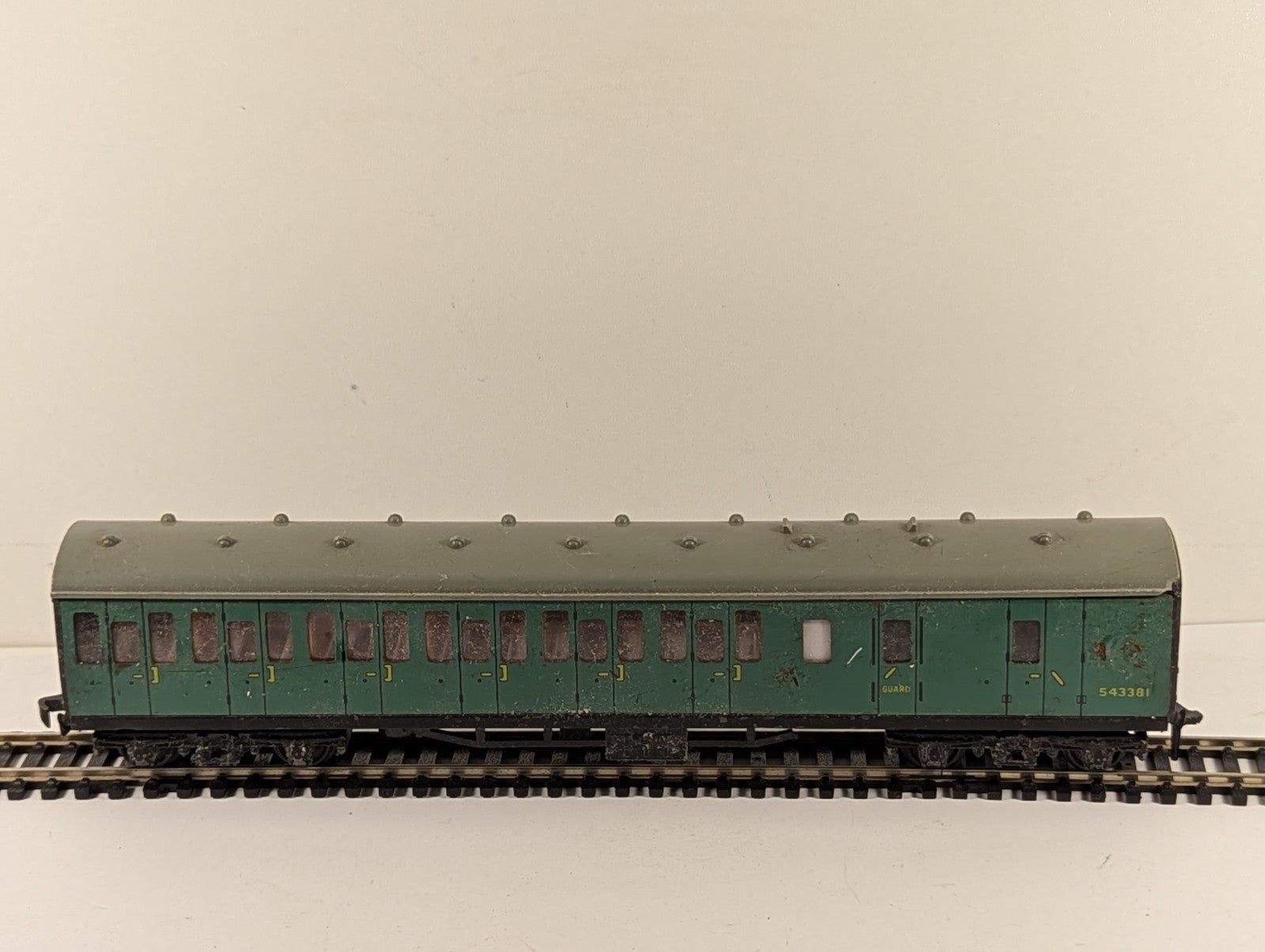 Hornby Dublo 4081 BR Green Suburban Composite Brake Coach OO Gauge - Damaged