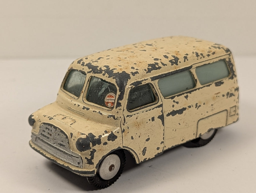 Corgi Toys 412 Bedford Utilecon Ambulance 1:43 Scale - Chipped Paint