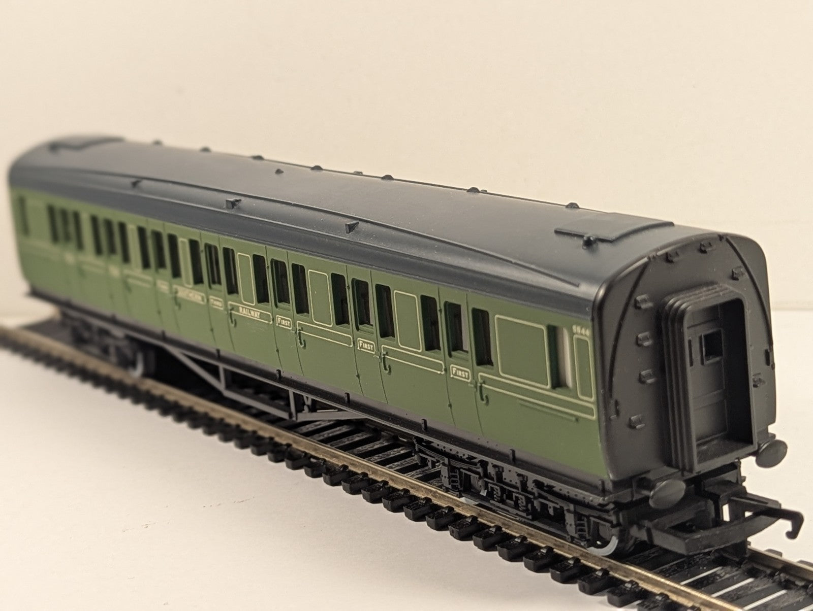 Hornby R162 OO Gauge SR Composite Coach Olive Green 5544