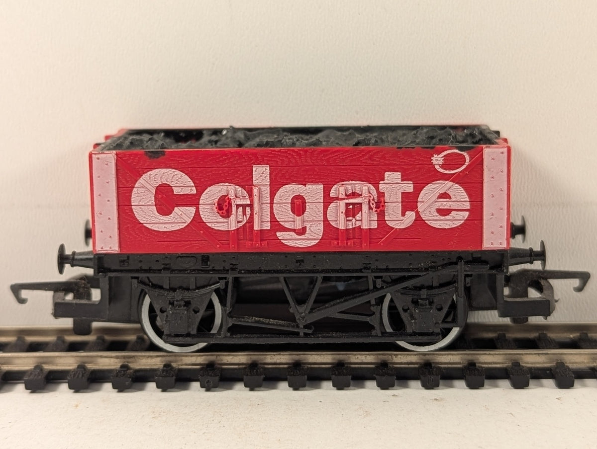 Hornby OO Gauge 7-Plank Open Wagon 'Colgate' Goods Wagon Colgate Red R608