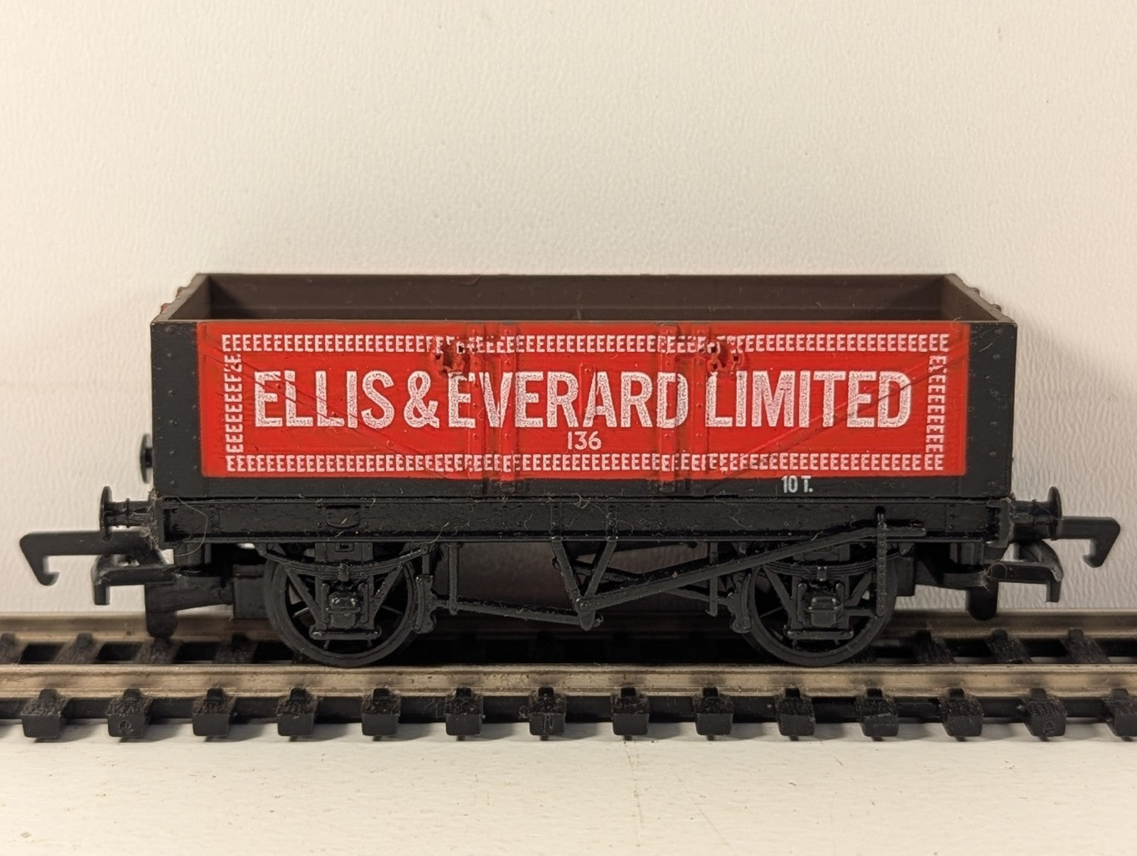 Mainline 37-131 Ellis & Everard Ltd 5 Plank Coal Wagon OO Gauge