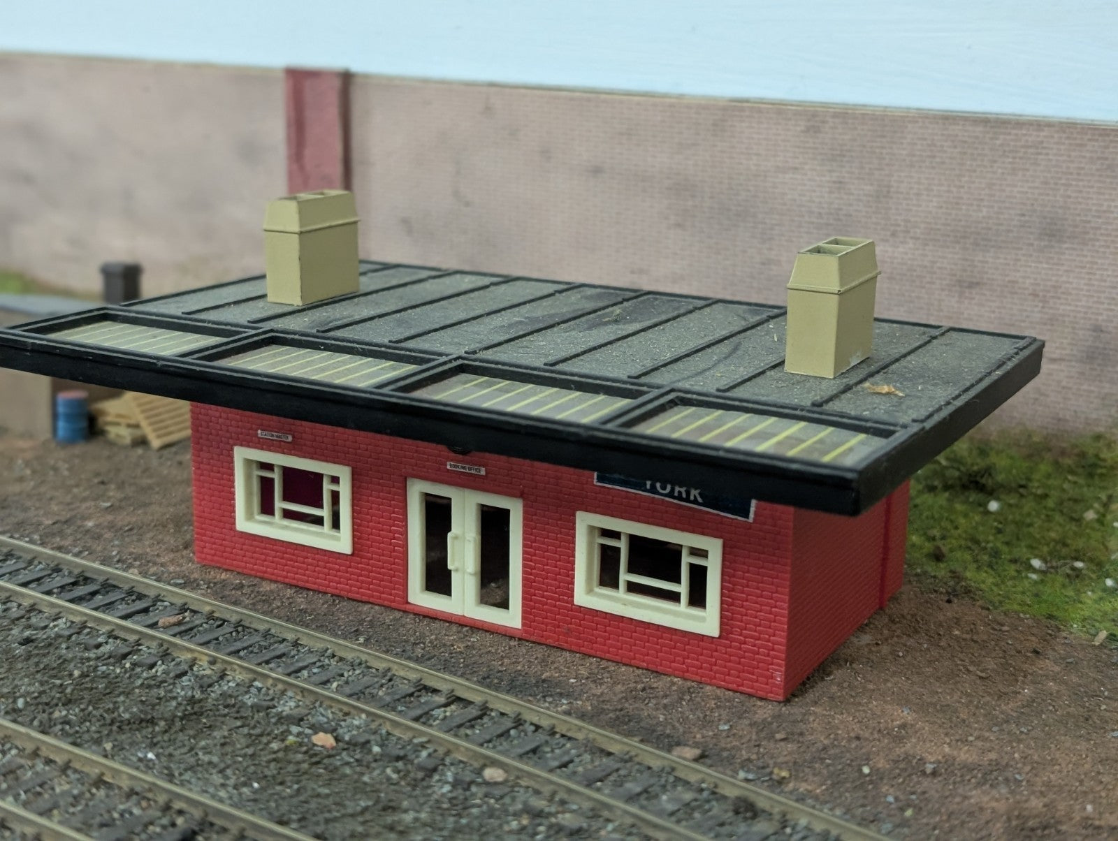 Tri-ang R473 Ticket Office – OO/HO Gauge Description: