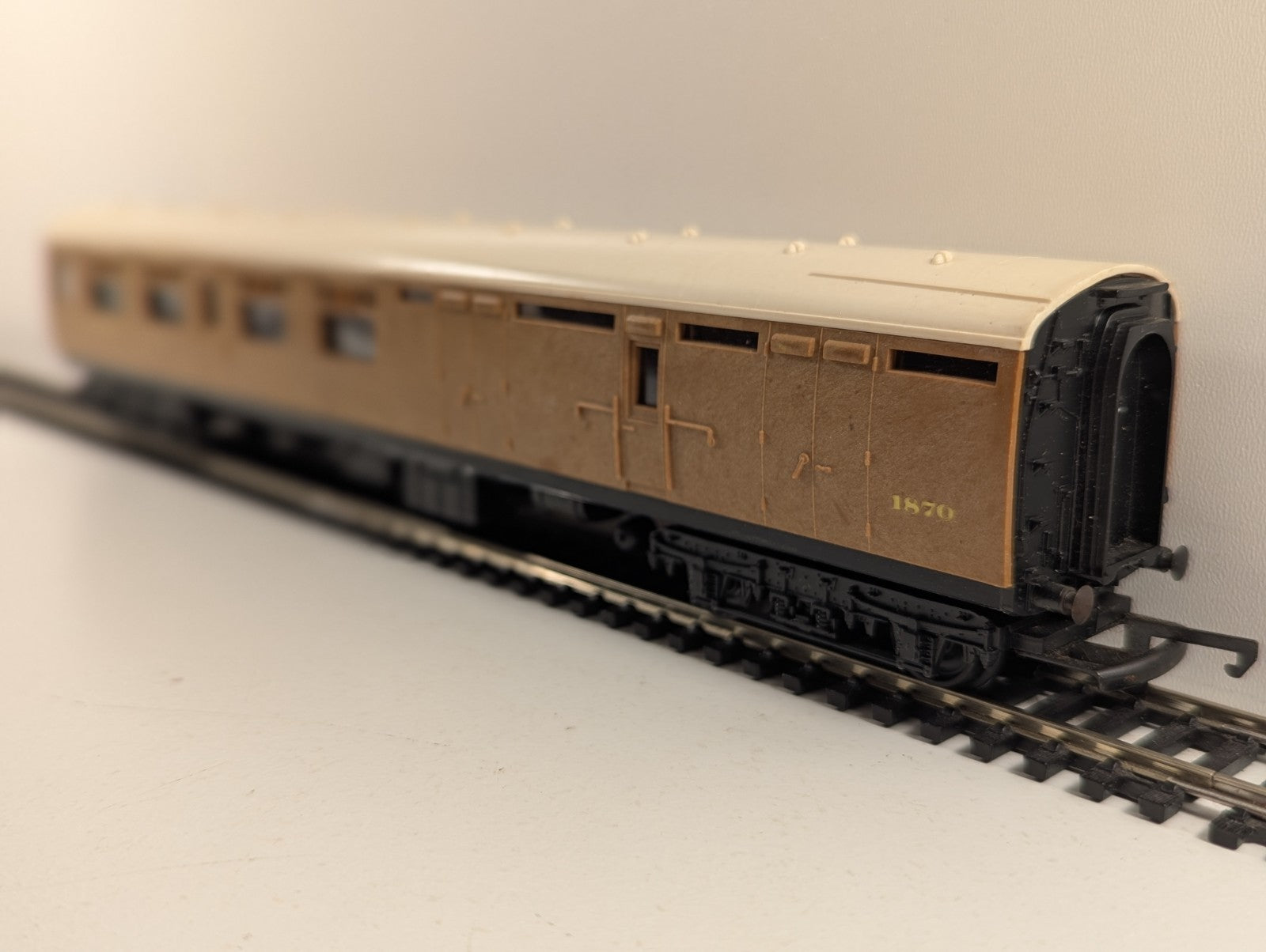 Tri-ang R746 OO Gauge LNER Teak Corridor Brake Coach