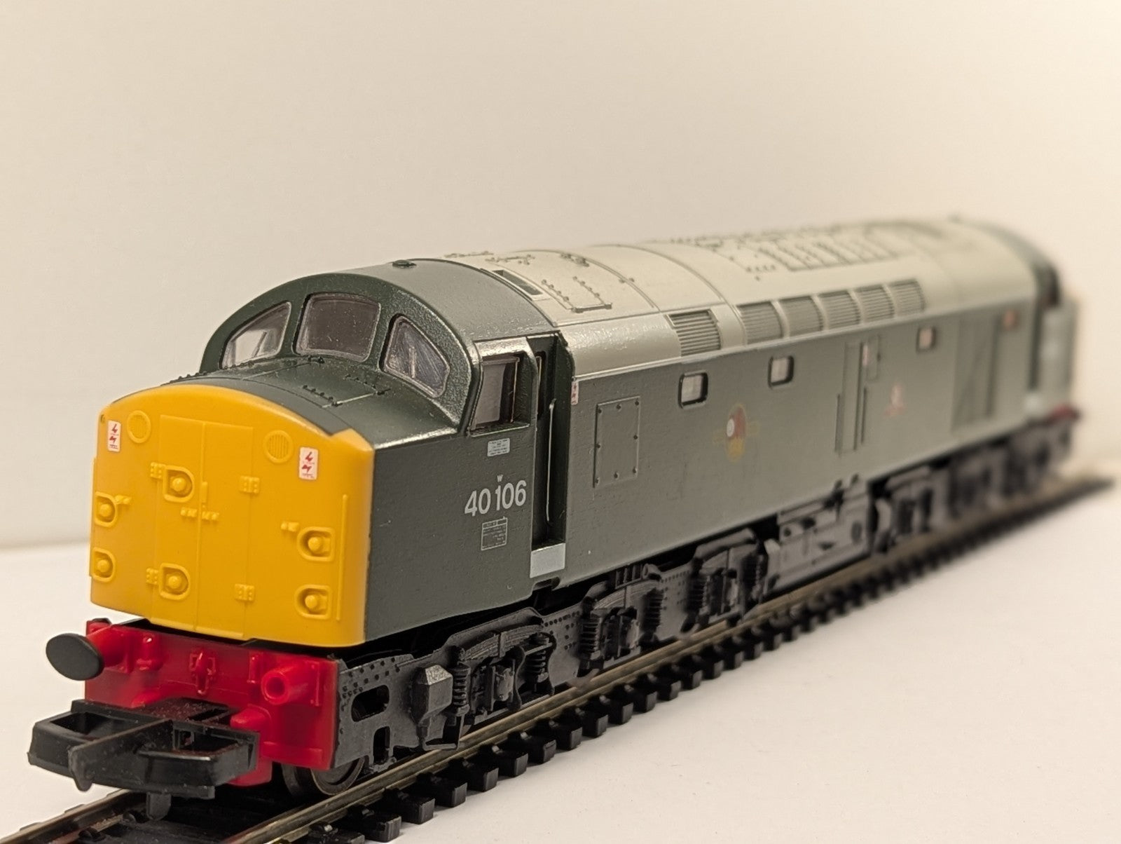 Lima OO Gauge Class 40 Locomotive 40106 BR Green with Full Yellow Ends