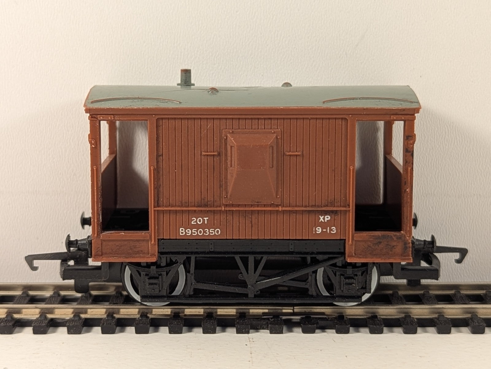 Hornby R239X020 BR 20 Ton Brown Brake Van