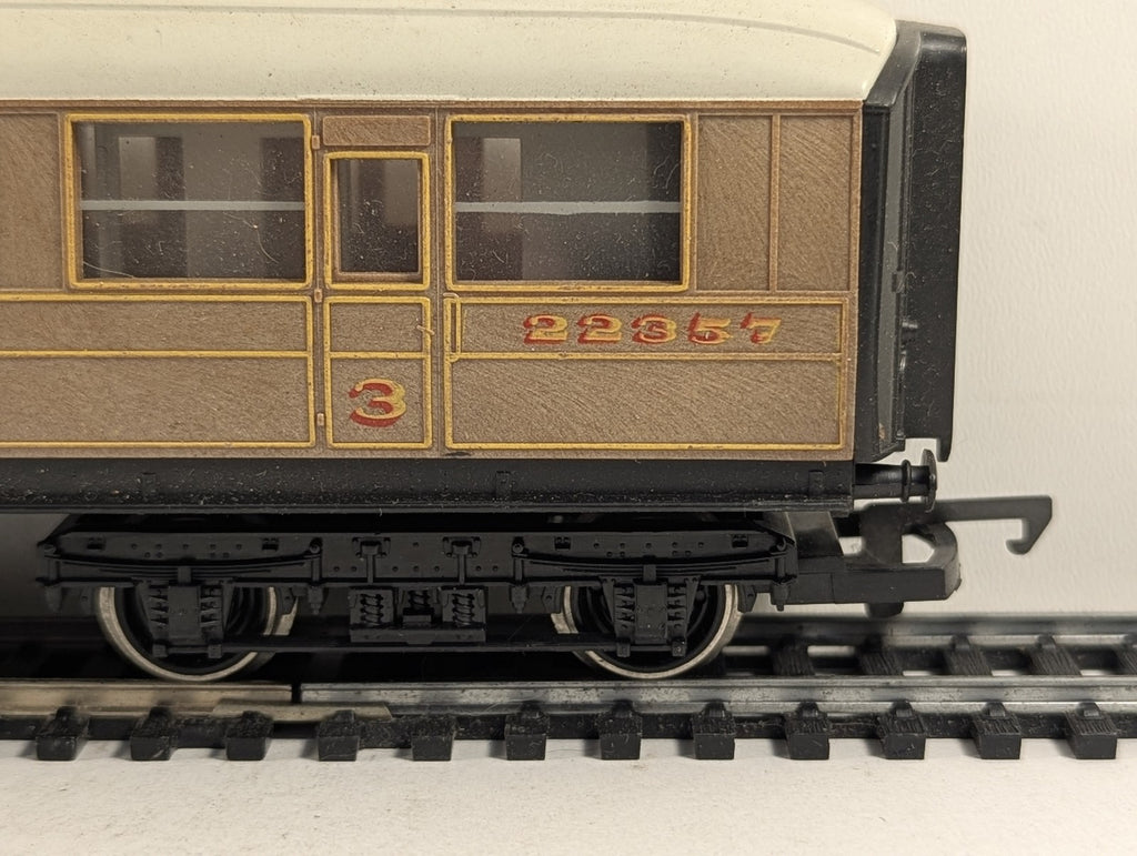Hornby OO Gauge Gresley LNER Composite Coach Passenger Coach 22357 LNER Teak