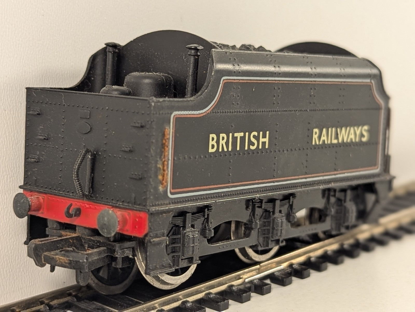 Mainline OO Gauge Stanier Tender BR Lined Black - Spares/Repairs