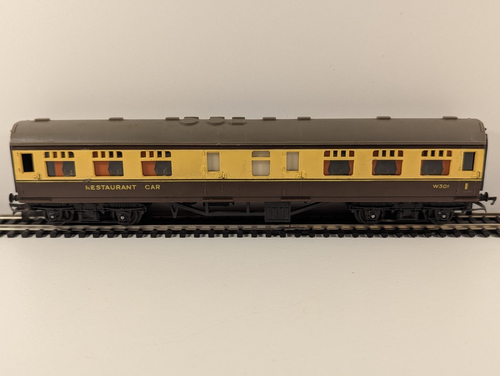 Tri-ang R331 OO Gauge W.R. Restaurant Car – No. W301