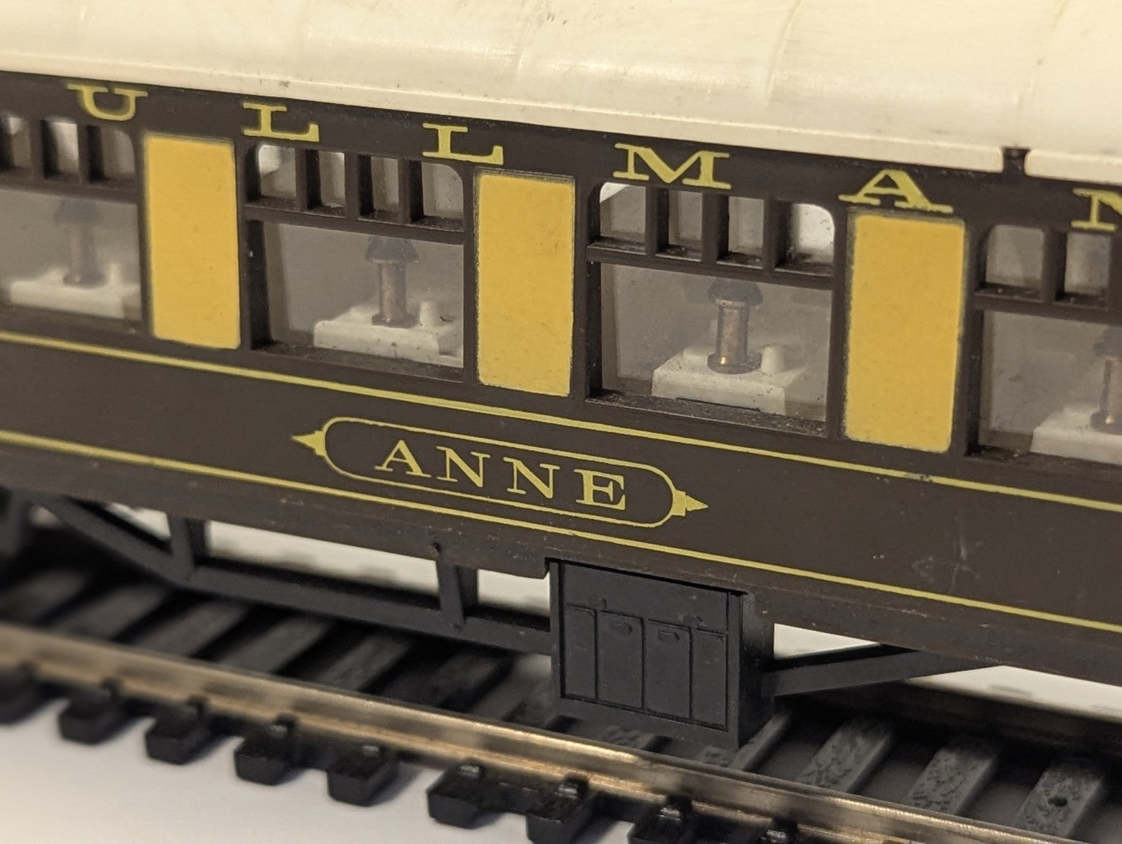 Tri-ang OO Gauge Pullman Coach Anne