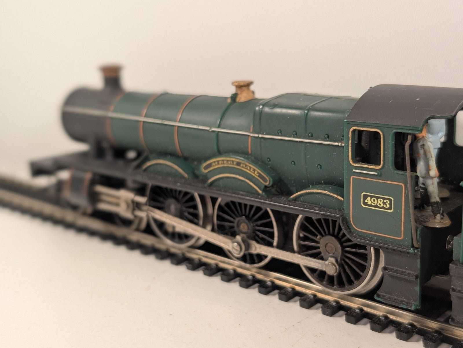 Hornby OO Gauge Hall Class 4083 Albert Hall GWR Lined Green