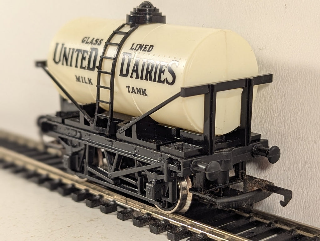 Hornby OO Gauge United Dairies 6-Wheel Milk Tank Wagon Goods Wagon R.007