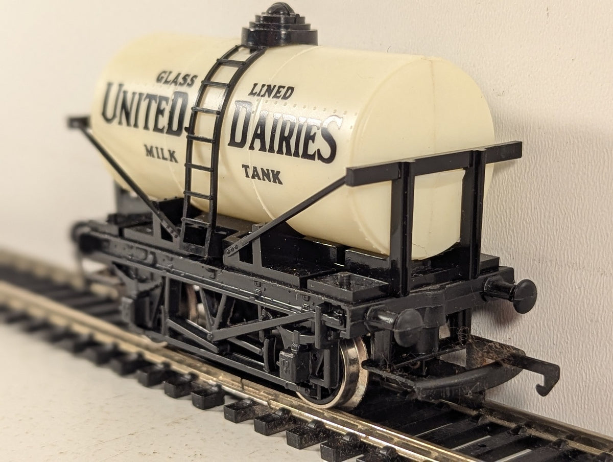 Hornby OO Gauge United Dairies 6-Wheel Milk Tank Wagon Goods Wagon R.007